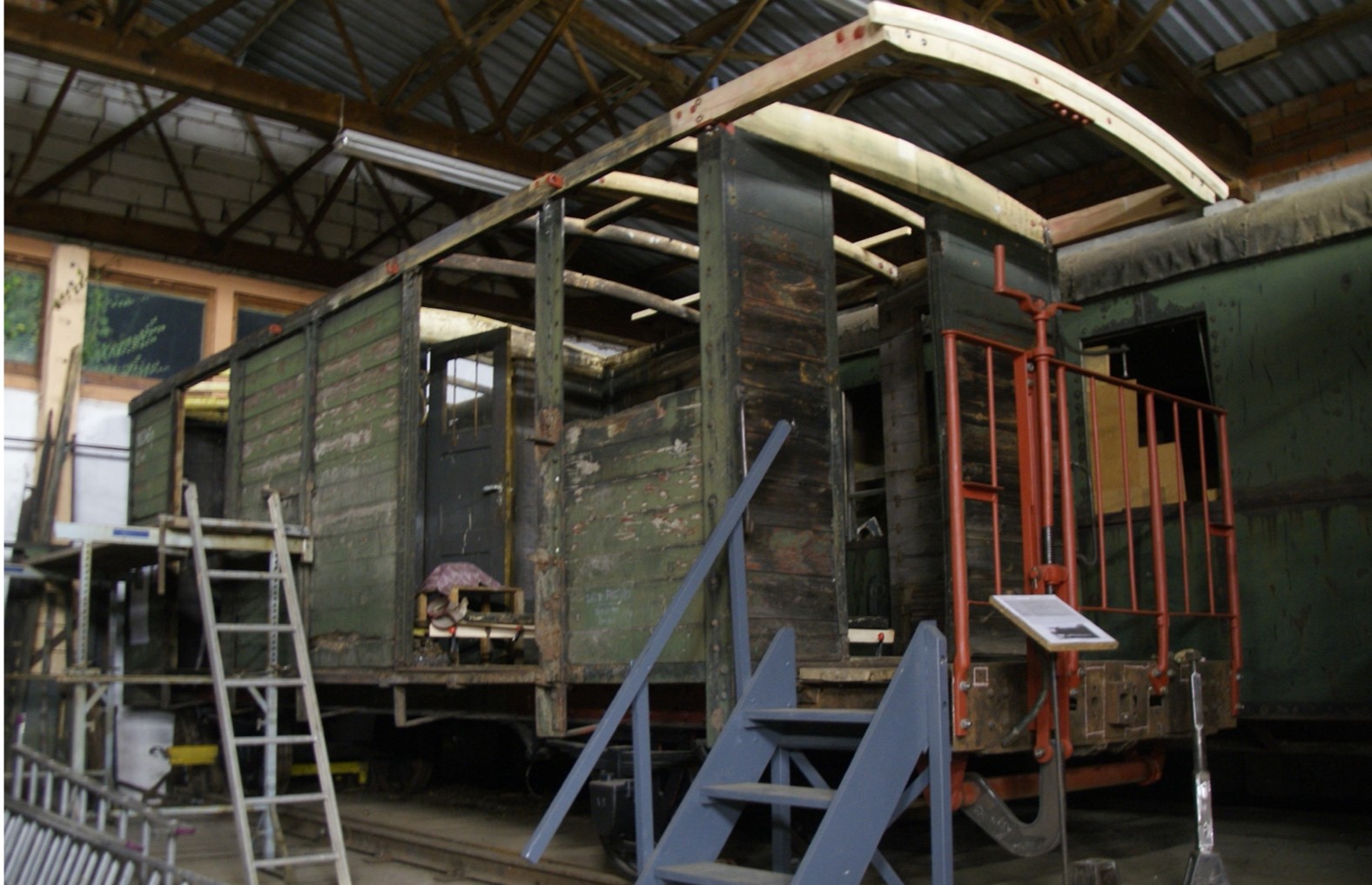 Beginn der Restaurierungsarbeiten am Gepäck- und Postwagen CPw 10.245p in Georgenthal