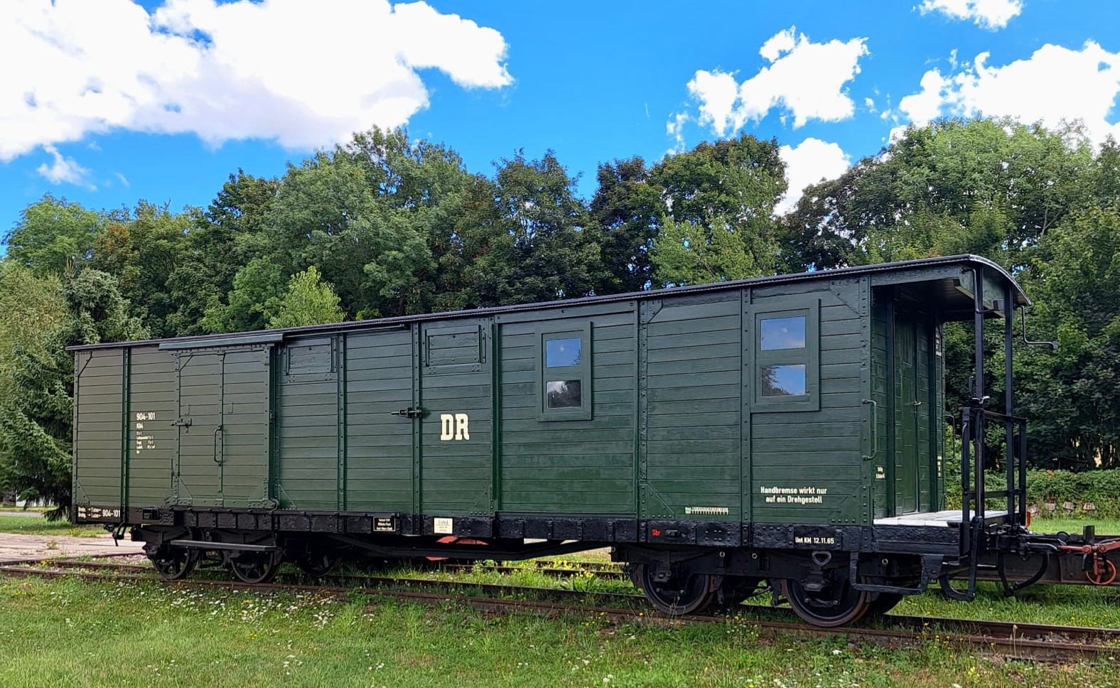 Gepäckwagen KD4 904-101 mit historischer Beschriftung auf dem Außengelände der Bahnwerkstatt Georgenthal