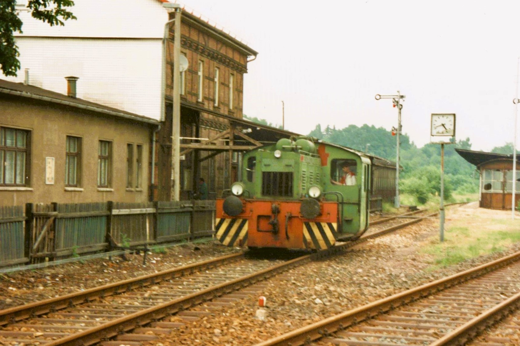 Die erste Vereinslok der IG Hirzbergbahn vom Typ N4b im Bahnhof Georgenthal 1995